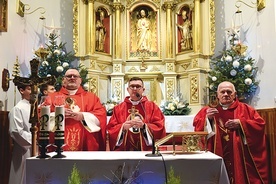 Relikwiarz podarował parafii ks. Piotr Grzegorzek (w środku).