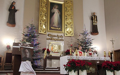 Wraz z o. Mariuszem Balcerkiem Mszę św. celebrował ks. Kazimierz Starzec, budowniczy kościoła pw. Miłosierdzia Bożego w Wielogłowach.