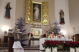 Wraz z o. Mariuszem Balcerkiem Mszę św. celebrował ks. Kazimierz Starzec, budowniczy kościoła pw. Miłosierdzia Bożego w Wielogłowach.
