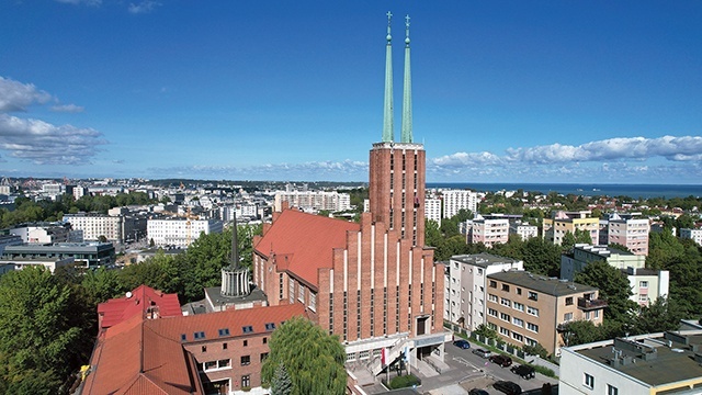 	Kościół góruje nad główną częścią miasta.