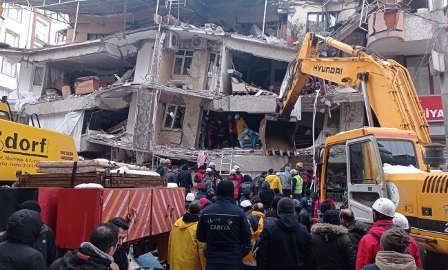 Turcja: Uwięzieni pod gruzami zamieszczają w mediach nagrania z prośbą o pomoc
