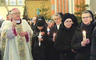 ▲	Biskup Dajczak błogosławi zgromadzone w świątyni siostry zakonne.