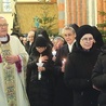 ▲	Biskup Dajczak błogosławi zgromadzone w świątyni siostry zakonne.