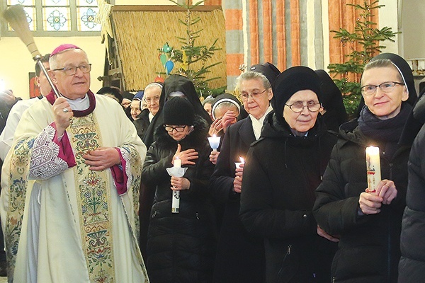 ▲	Biskup Dajczak błogosławi zgromadzone w świątyni siostry zakonne.