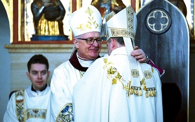 ▲	Bp Edward Dajczak i bp Zbigniew Zieliński w chwilę po ogłoszeniu decyzji Stolicy Apostolskiej.