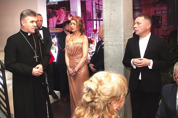 ▲	Biskup Zieliński dzielił się z gośćmi swoim doświadczeniem posługi hospicyjnej.