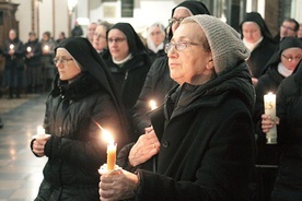 Liturgię rozpoczął obrzęd pobłogosławienia świec.