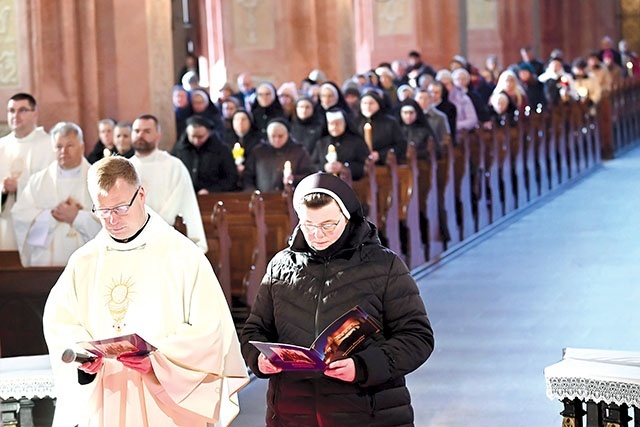 ▲	Przedstawiciele męskich i żeńskich zgromadzeń zakonnych podziękowali za dar powołania i odnowili swoje śluby.