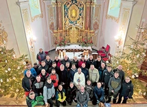 ▲	Niezłomni ze swoim duchowym opiekunem  u Matki Bożej.