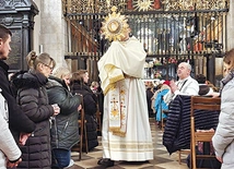 ◄	Atmosfera skupienia sprzyjała kontemplacji.