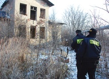 W mroźne dni strażnicy miejscy i policjanci patrolują miejsca, w których mogą przebywać osoby bezdomne.