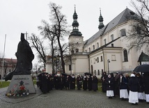 Diecezjalne obchody rozpoczęły się modlitwą przy pomniku św. Jana Pawła II. 