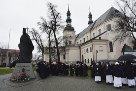 Diecezjalne obchody rozpoczęły się modlitwą przy pomniku św. Jana Pawła II. 