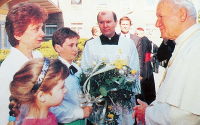 Ustanowienie tego dnia to zasługa św. Jana Pawła II. Na zdjęciu wizyta w olsztyńskim szpitalu dziecięcym w 1991 r.