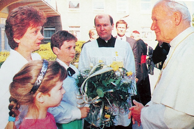 Ustanowienie tego dnia to zasługa św. Jana Pawła II. Na zdjęciu wizyta w olsztyńskim szpitalu dziecięcym w 1991 r.