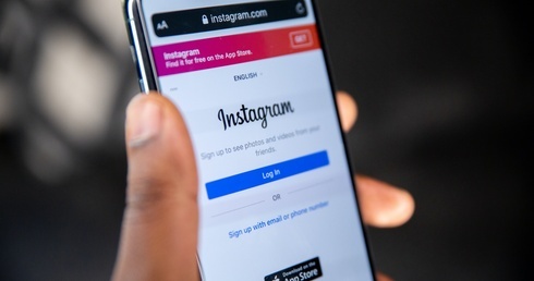 AFP: Instagram zmuszony do usunięcia treści influencerów reklamujących napoje alkoholowe
