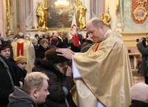 Sakrament namaszczenia chorych udzielany jest  w kościołach w dniu chorego.