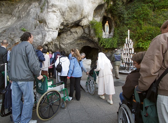 Ze względu na wyjątkowy związek francuskiego sanktuarium z tajemnicą choroby wspomnienie liturgiczne NMP z Lourdes 11 lutego zostało ogłoszone Światowym Dniem Chorego. Ustanowił go  Jan Paweł II 13 maja 1992 r.