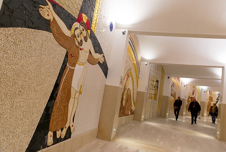 Mozaika o. Marko Rupnika w sanktuarium ojca Pio w San Giovanni Rotondo.