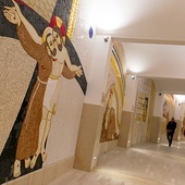 Mozaika o. Marko Rupnika w sanktuarium ojca Pio w San Giovanni Rotondo.