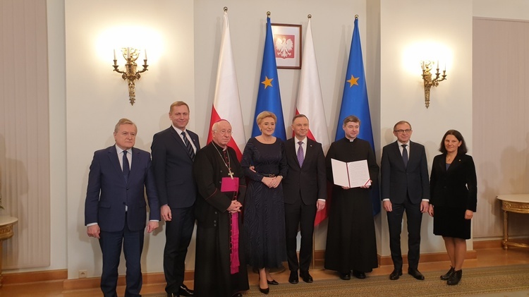 Uroczystość, w której uczestniczyli m.in. bp Andrzej F. Dziuba i ks. Krzysztof Tempczyk odbyła się w Pałacu Prezydenckim. 