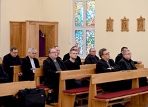 Księża dziekani w seminaryjnej kaplicy.