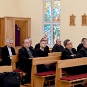 Księża dziekani w seminaryjnej kaplicy.