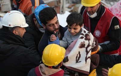 Turcja: Nastoletni chłopiec uratowany spod gruzów po 94 godzinach od trzęsienia ziemi