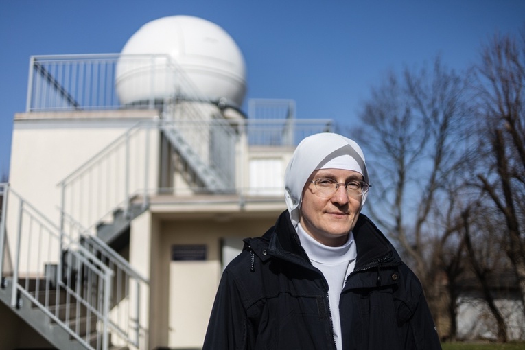 Siostra Dorotea na tle obserwatorium, którego była inicjatorką.