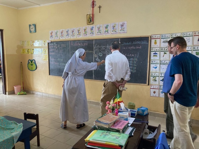 Biskup w kongijskich szkołach