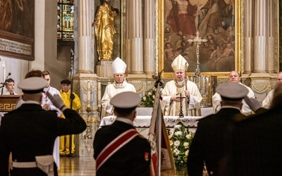 W liturgii uczestniczyli m.in. przedstawiciele służb mundurowych i ludzie morza.