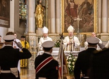 W liturgii uczestniczyli m.in. przedstawiciele służb mundurowych i ludzie morza.