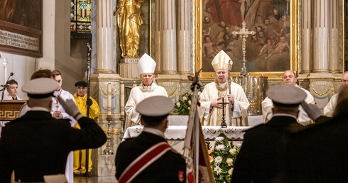 W liturgii uczestniczyli m.in. przedstawiciele służb mundurowych i ludzie morza.