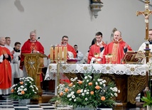 Ks. Krzysztof Herbut przy ołtarzu w czasie lutowej Mszy św. z modlitwą o uzdrowienie.