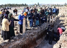 Turcja. Ratownicy nadal znajdują żywych ludzi, ale przygotowywane są również masowe groby