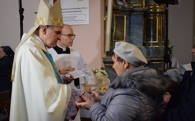 Podczas Mszy św. chorzy mogli przyjąć sakrament namaszczenia chorych.