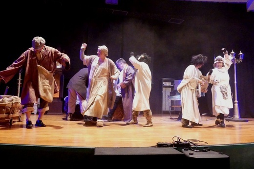 Ebenezer Scrooge i inni - nauczyciele bielskiego gastronoma na scenie