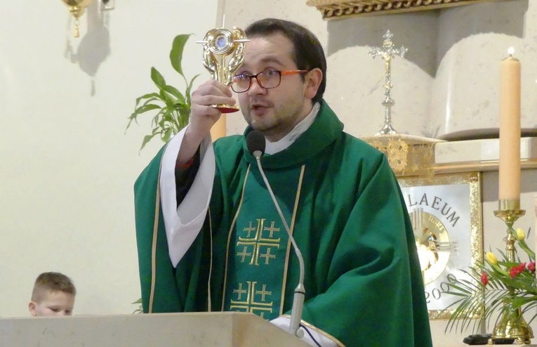 Ks. Sławomir Pietraszko pobłogosławił obecnych w słotwińskim kościele relikwiami bł. kard. Stefana Wyszyńskiego.