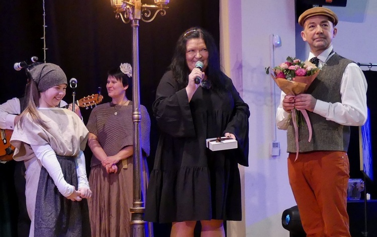 W środku reżyser: Ewelina Kaps, z prawej - katecheta Jacek Zamarski, z lewej - Ania Wajdzik, świętująca 10. urodziny w czasie spektaklu.