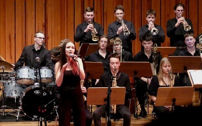 Maturzystka Zuzanna Wajdzik i big band pod kierownictwem Tomasza Janusza - w koncercie dla Hospicjum św. Kamila.