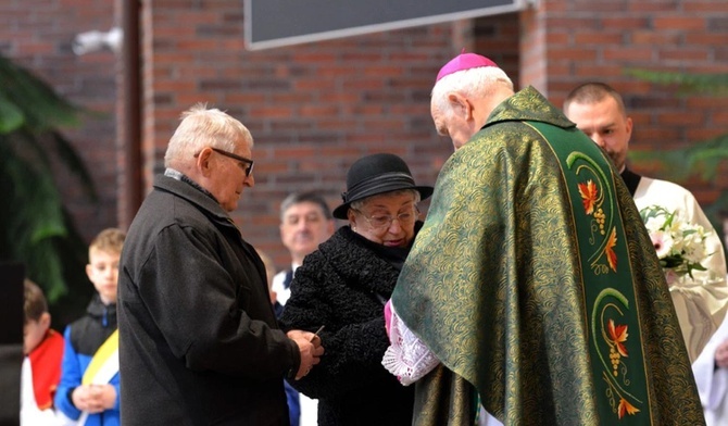 Przedstawiciele świdnickiego koła Związku Sybiraków podziękowali biskupowi za wieloletnie wsparcie.