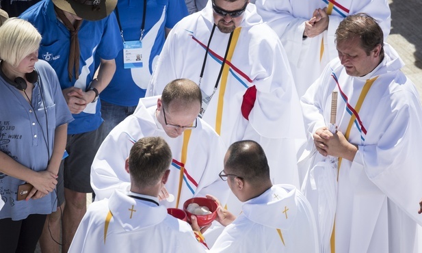 Szwajcarscy biskupi przypominają, że tylko księża mogą sprawować Eucharystię