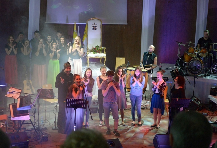 W 2015 roku dzieło wystawione było na scenie w Muzeum Wsi Radomskiej.