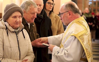 Ks. Zbigniew Jurasz z chorymi w kęckim sanktuarium.