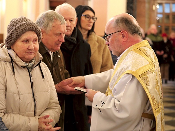 Ks. Zbigniew Jurasz z chorymi w kęckim sanktuarium.