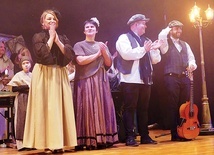 Od prawej: ks. Krzysztof Adamski, dyrektor Damian Wydra, Joanna Nikodem i Sylwia Pietrzak-Szpak.