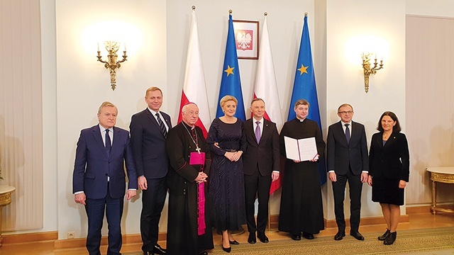 	Uroczystość, w której uczestniczyli m.in. bp Andrzej F. Dziuba i ks. Krzysztof Tempczyk, odbyła się w Pałacu Prezydenckim. 