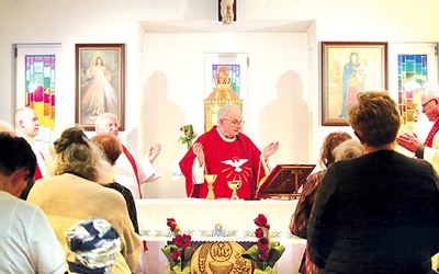 Biskup Jacek Jezierski Mszy św. w intencji elbląskiej lekarki przewodniczył w poniedziałek 6 lutego. Przed Eucharystią bliscy zmarłej złożyli kwiaty na jej grobie.
