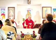 Biskup Jacek Jezierski Mszy św. w intencji elbląskiej lekarki przewodniczył w poniedziałek 6 lutego. Przed Eucharystią bliscy zmarłej złożyli kwiaty na jej grobie.