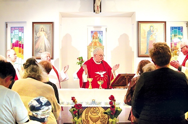 Biskup Jacek Jezierski Mszy św. w intencji elbląskiej lekarki przewodniczył w poniedziałek 6 lutego. Przed Eucharystią bliscy zmarłej złożyli kwiaty na jej grobie.